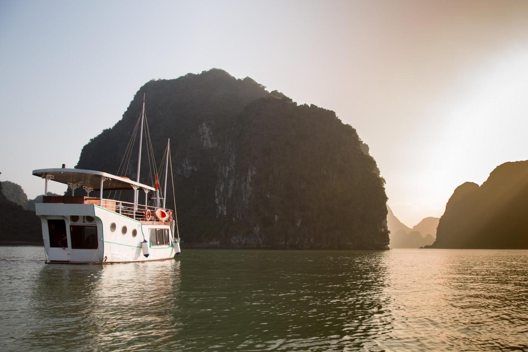 Emeraude Classic Cruises Ha Long Exterior photo